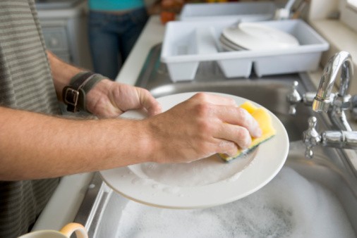 Lakukan 7 Hal Ini Agar Mencuci Piring Jadi Lebih Efektif
