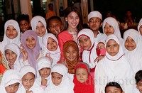 Adinda Thomas berbagi dengan anak yatim piatu. Desi Puspasari/detikHOT.