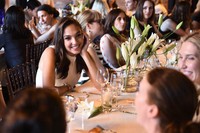 Tawa riang Gal Gadot saat berbincang bersama para tamu. Andrew H. Walker/Getty Images/detikFoto.