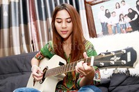 Adinda mengaku bisa bermain gitar secara otodidak.