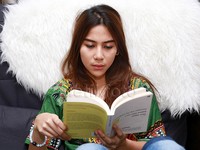 Perempuan yang telah membintangi beberapa judul FTV dan sinetron itu mengatakan, menyukai semua jenis novel.