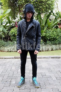 Di kesempatan itu, Ali tampil cool serba hitam.