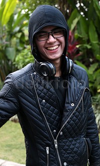 Meski terlihat cool, Ali tetap ramah.