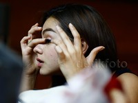 Sahila saat memakai bulu mata palsu.