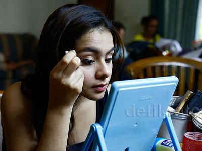 Ssstt... Sahila Hisyam Lagi Serius Pasang Bulu Mata Palsu
