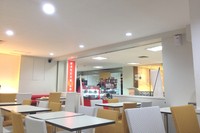 Warung Lombok di Cinere punya ​hidangan andalan​ nasi bakar. Restoran bergaya modern ini didominasi warna putih yang memberi kesan terang​ dan bersih​.