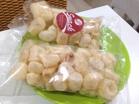 Warung Lombok juga menjual camilan pelengkap hidangan. Seperti kerupuk kulit yang renyah. ​