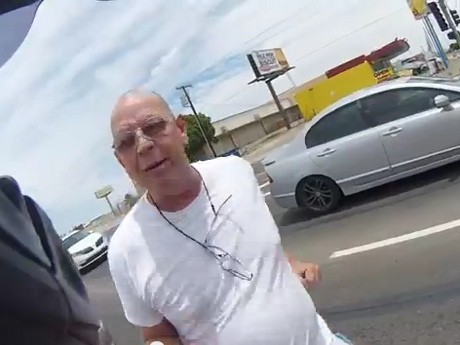 Lagi Mabuk Lelaki Ini Pukul Pengendara Motor