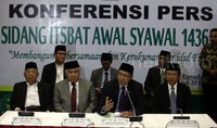 Menteri Agama  Lukman Hakim (kedua kanan) di dampingi Ketua Mui Din Syamsudin (kedua kiri) dan Wakil Ketua Umum MUI KH Ma’aruf Amin (kiri) memberikan keterangan pers mengenai 1 Syawal 1436 H di kementerian Agama, Jakarta, Kamis (16/07/2015).