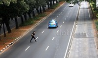 Bahkan orang menyeberang jalan dengan santai karena lengangnya. Lamhot Aritonang/detikcom.
