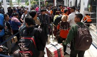 Pemudik dengan tujuan beberapa daerah di Jawa Tengah, Jawa Timur, dan Yogyakarta terpantau memenuhi ruang tunggu. Pool/Lamhot Aritonang/detikcom.     