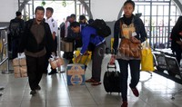 Satu hari jelang Idul Fitri suasana di Stasiun Pasar Senen, Jakarta Pusat, masih terlihat dipenuhi oleh pemudik. Pool/Lamhot Aritonang/detikcom.