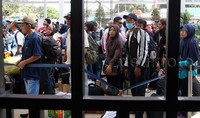 Para pemudi tujuan Jakarta-Malang antri untuk memasuki Stasiun Senen. Pool/Lamhot Aritonang/detikcom.