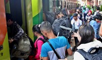 Para pemudik nampak memasuki Kereta Api Ekonomi Matarmaja Jurusan Jakarta- Malang. Pool/Lamhot Aritonang/detikcom.