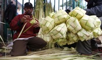 Pedagang kulit ketupat juga diserbu para pembeli. Ketupat merupakan salah satu makanan favorit saat hari lebaran.     