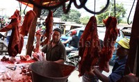 Seorang warga tampak sedang memilih daging sapi untuk diolah menjadi santapan di hari lebaran.