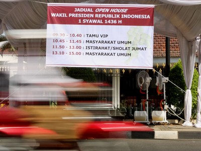 Spanduk Jadwal Open House Wapres