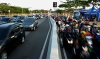 Sehari menjelang lebaran, Jembatan Suramadu lebih didominasi kendaraan roda dua yang akan mudik ke Madura.