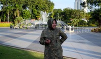 Wali Kota Tri Rismaharini rajin menengok taman yang asri di depan kantornya bekerja itu. Karena peduli lingkungan maka Tri Rismaharini kerap dijuluki Wali Kota Taman.     