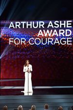 Caitlyn Jenner Elegan Bergaun Putih di ESPY Awards 2015