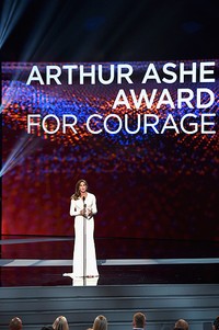 Ia dianugerahi Arthur Ashe Courage Award. Kevin Winter/Getty Images/detikFoto.