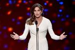 Caitlyn Jenner Elegan Bergaun Putih di ESPY Awards 2015