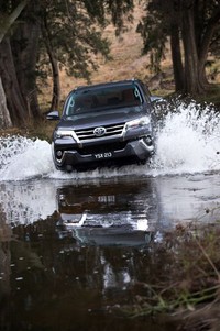 Sementara fitur mobil yang menjadi fitur standar adalah kamera mundur, airbag 7 buah, hill-start assist control dan emergency stop signal. (Istimewa/dok Toyota).     