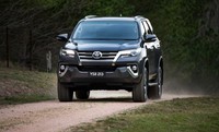 Di interior bakal ada layar touchscreen berukuran besar, AC pastinya di bagian depan dan belakang, kemudian sistem Toyota Link connected mobility#, dan tempat penyimpanan dingin untuk minuman. (Istimewa/dok Toyota).     