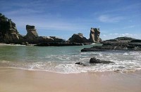 Pantai Klayar berada di Pacitan, Jawa Timur. Pantai ini hanya merupakan salah satu keindahan alam hyang dapat dijumpai di tempat kelahiran mantan Presiden SBY (Randy/detikTravel)