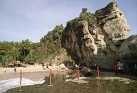 Pantai ini memiliki gelomban dan ombak yang kuat, sehingga tidak disarankan untuk berenang atau melewati batas aman. Terdapat juga sejumlah petugas yang mengawasi pengunjung pantai (Randy/detikTravel)