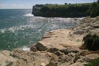 Salah satu sisi Pantai Klayar yang berbatu, dilihat dari salah satu bukit yang ada di bagian kanan pantai. Tidak jauh dari bukit ini, tampak jelas Pantai Klayar yang berada di sebelah kiri (Randy/detikTravel)