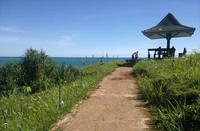 Salah satu bukit yang terletak di sisi kanan Pantai Klayar. Dari bukit ini tampak jelas panorama Pantai Klayar secara keseluruhan. Tidak sedikit juga pengunjung yang bersantai di gazebo sederhana yang disediakan (Randy/detikTravel)