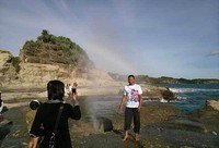 Seruling samudera tersebut juga meninggalkan efek pelangi usai air menyembur. Fenomena unik ini biasanya sering terjadi, tergantung dorongan ombak dar laut (Randy/detikTravel)