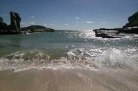 Pantai Klayar berjarak sekitar setengah jam dari pusat Kota Pacitan. Namun perlu diingat kalau jalan menuju Pantai Klayar pas untuk dua mobil. Selain itu sudah terdapat berbagai warung hingga toilet umum (Randy/detikTravel)