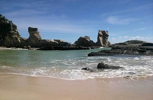 Pantai Klayar di Pacitan, dari Batu Sphinx hingga Seruling Samudera
