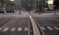 Tak banyak kendaraan yang melintas di jalanan Ibukota.