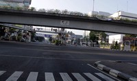 Hanya tampak beberapa kendaraan seperti bajaj, sepeda motor dan beberapa kendaraan roda empat.