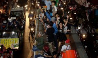 Warga Jakarta tumpah ruah ke jalanan merayakan malam takbir menyambut Hari Raya Idul Fitri 1436 H.     