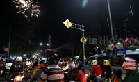 Kemerihan malam takbir juga dihiasi kembang api dilangit Ibukota.
