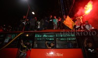 Sejumlah warga naik ke atap kopaja saat perayaan malam takbir malam tadi.
