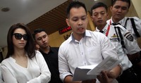 Ia datang bersama kerabat dan keluarga OC Kaligis yang kompak mengenakan busana putih itu.
