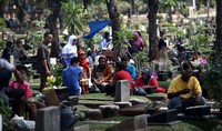 Para warga memadati TPU untuk melakukan tradisi Ziarah Lebaran saat hari raya Idul Fitri tiba.     