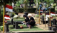 Para peziarah datang untuk mengunjungi makam untuk mendoakan keluarga atau kerabat mereka yang sudah meninggal.