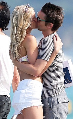 Lepas dari Kate Hudson, Matt Bellamy Kepergok Cium Perempuan Lain