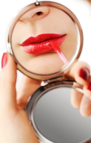 Tips Pakai Lipstik Agar Lebih Tahan Lama Saat Lebaran