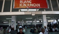 Ruang kunjungan lapas Cipinang tampak dipadati para keluarga dan kerabat warga binaan lapas.