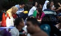 Para keluarga dan kerabat tampak membawakan makanan untuk warga binaan lapas Cipinang.