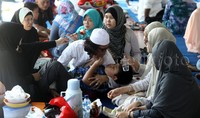 Jeruji penjara yang memisahkan kebersamaan mereka tidak terlihat di hari raya Idul Fitri.