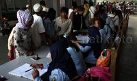Keluarga dan kerabat melakukan pemeriksaan tanda pengenal sebelum dapat mengunjungi keluarga mereka di Lapas Cipinang.     