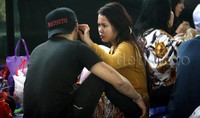 Kesempatan seperti ini dimanfaatkan sebaik mungkin oleh para warga binaan lapas Cipinang untuk bercengkrama dengan orang orang terkasih.